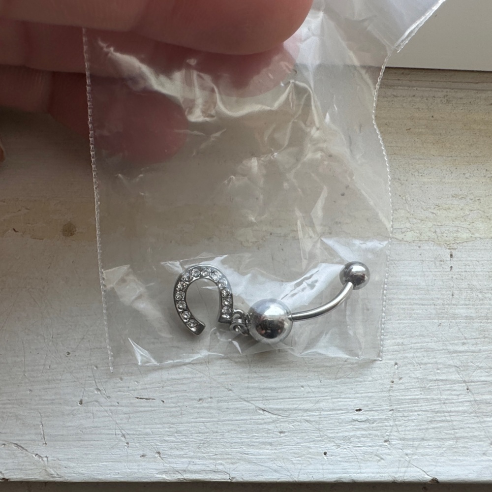 Horseshoe belly button ring